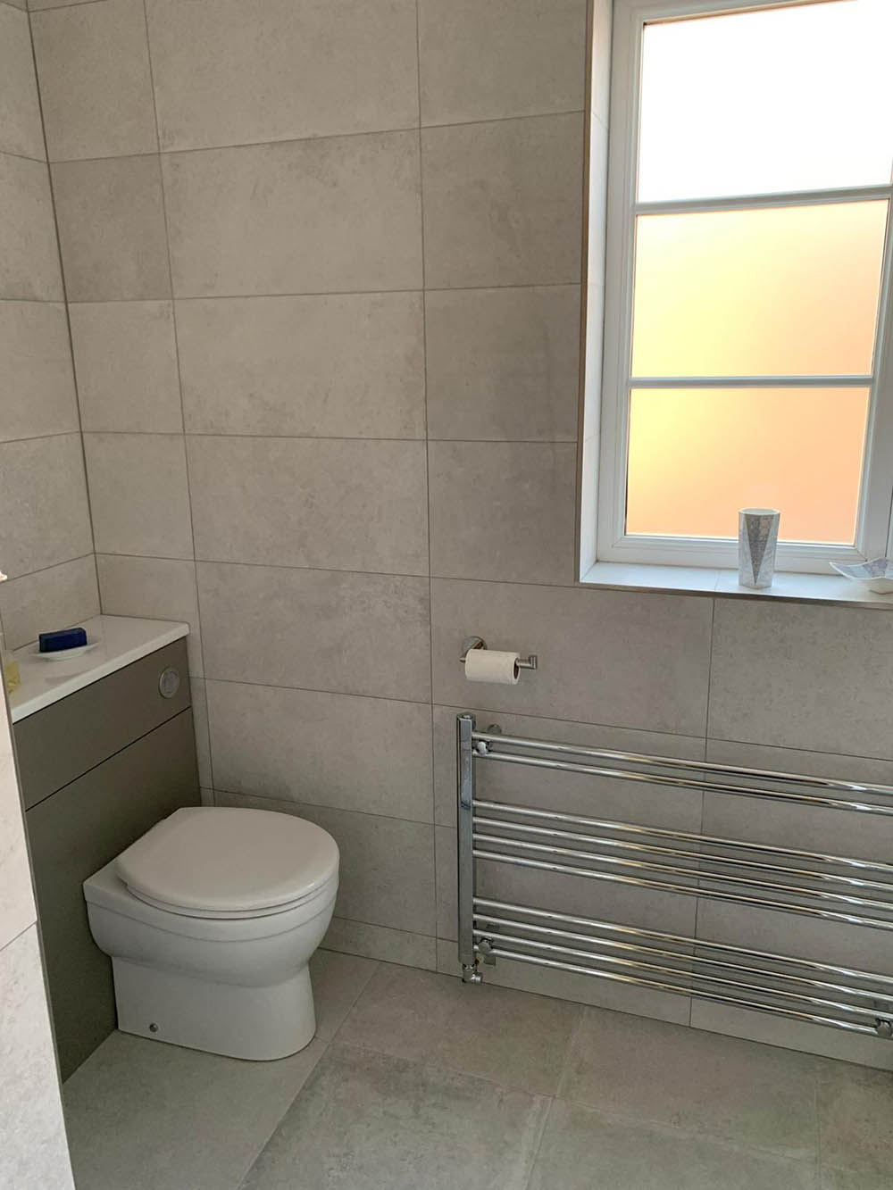Modern bathroom with tiled walls