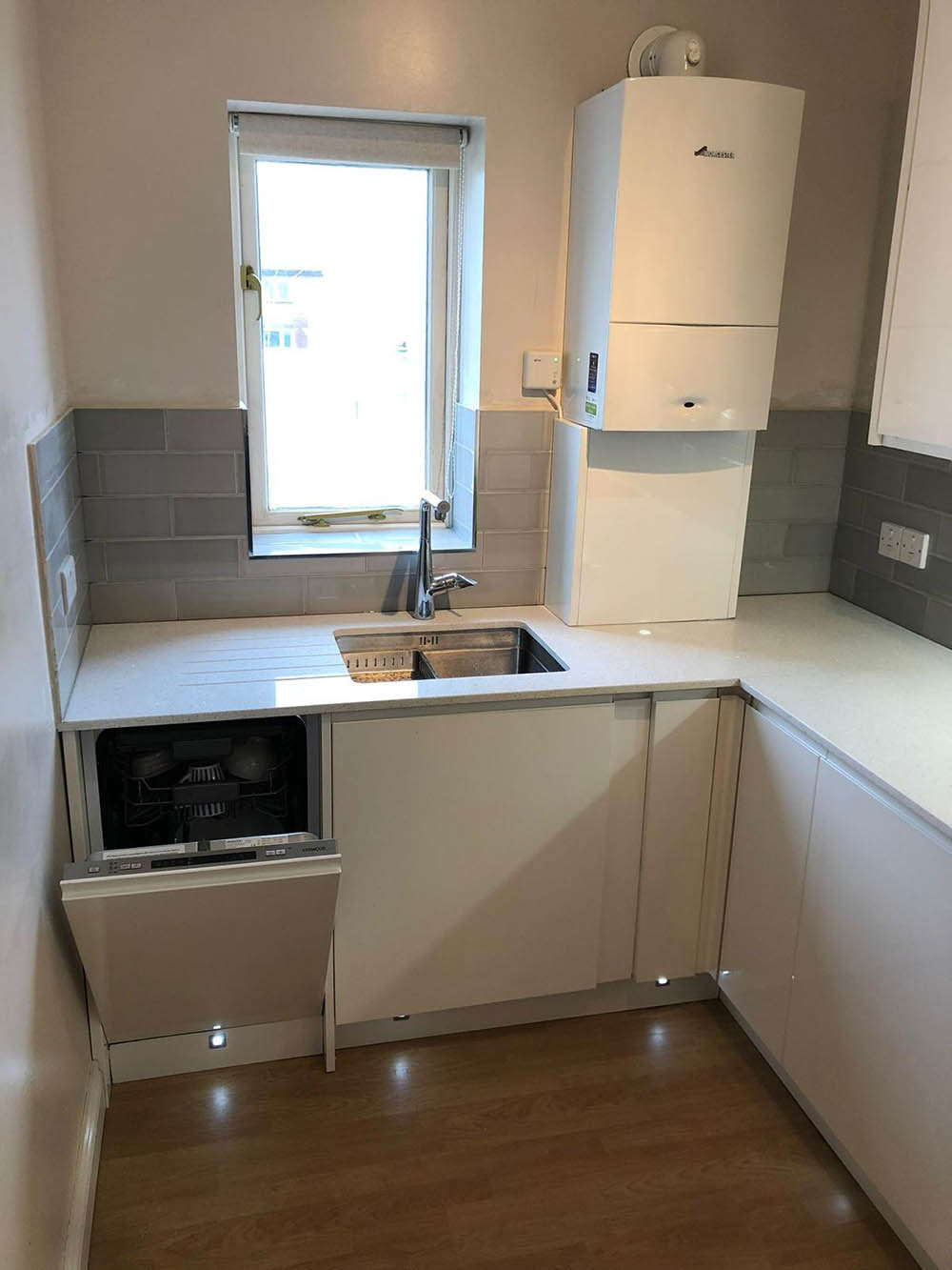 Kitchen with integrated dishwasher