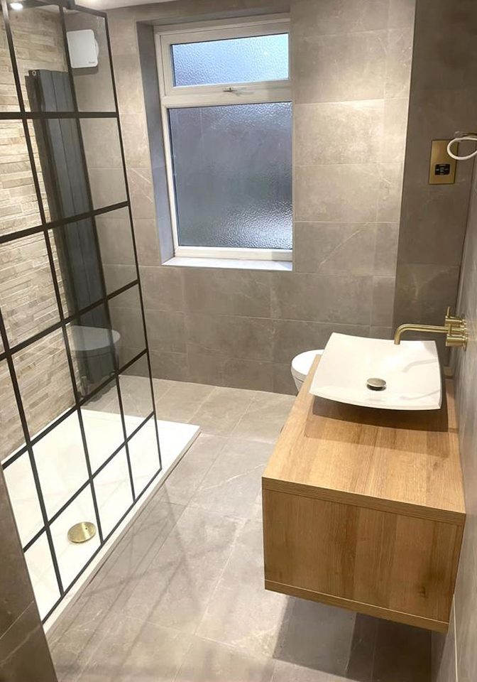 Modern stone effect tiled bathroom